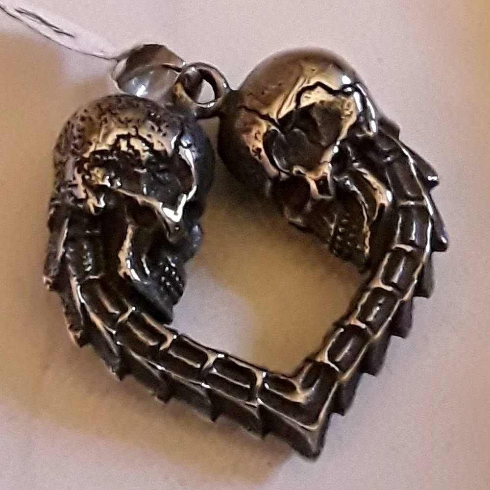 SKULL LOVE PENDANT IN STAINLESS STEEL
